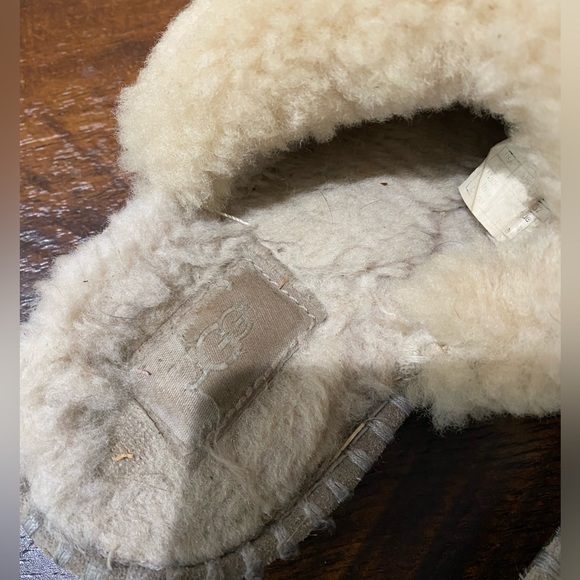 Uggs slippers size 6 - Picture 2 of 5
